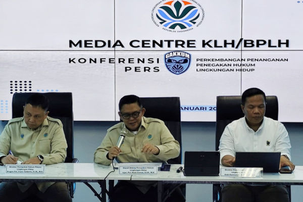Deputi Bidang Penegakkan Hukum Lingkungan Hidup Kementerian Lingkungan Hidup (KLH) Irjen Rizal Irawan memberikan keterangan pers di Jakarta, Kamis (15/1/2026). Foto: Luthfi Humam/kumparan