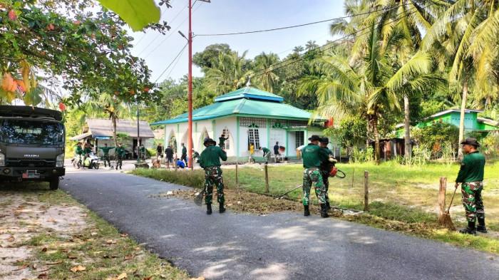 Marinir Dabo bersihkan surau di Lingga Kepri