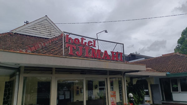 Hotel Tjimahi yang berdiri sejak 1927, terletak di Jalan Jend. H. Amir Machmud No. 465, Kota Cimahi (15/1/2026). Foto: Abisatya Ramdhani/kumparan