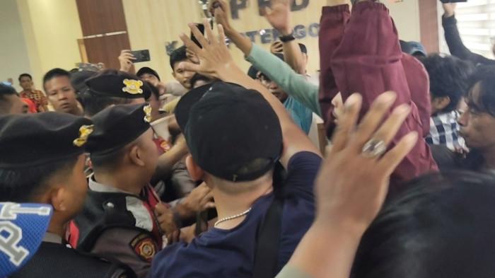 DEMO GOWA - Massa aksi melanjutkan demonstrasi ke DPRD Gowa Jl Masjid Raya Sungguminasa Kecamatan Somba Opu Kabupaten Gowa, Sulsel, setelah tak ditemui oleh Bupati Gowa Husniah Talenrang, Kamis (15/1/2026). Demonstran menuntut Pemkab Gowa perhatikan nasib PKL.