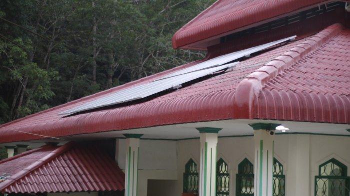 SEDEKAH ENERGI- Panel surya Pembangkit Listrik Tenaga Surya (PLTS) terpasang di atap Masjid Buya Syafii Maarif, Jorong Sisawah, Nagari Sumpur Kudus Selatan, Kabupaten Sijunjung, Sumatera Barat, sebagai sumber listrik alternatif untuk mendukung aktivitas ibadah dan mengantisipasi pemadaman listrik.