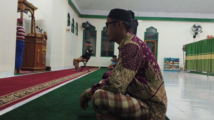 SEDEKAH ENERGI- Warga Jorong Sisawah akan melaksanakan salat Subuh berjemaah di Masjid Buya Syafii Maarif, Nagari Sumpur Kudus Selatan, Kabupaten Sijunjung, Sumatera Barat, dengan penerangan tetap menyala berkat dukungan Pembangkit Listrik Tenaga Surya (PLTS).
