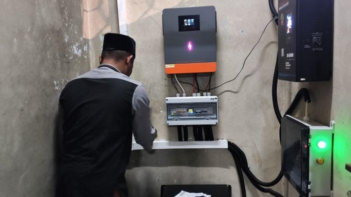 SEDEKAH ENERGI- Daniel Gusmarianto memeriksa peralatan Pembangkit Listrik Tenaga Surya (PLTS) di Masjid Buya Syafii Maarif, Jorong Sisawah, Nagari Sumpur Kudus Selatan, Kabupaten Sijunjung, Sumatera Barat, guna memastikan sistem panel surya berfungsi optimal.