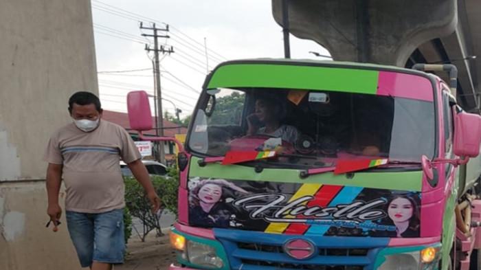 LAKALANTAS -- Truk tangki air yang menabrak dan seret pengendara motor sejauh 24 meter di Jalan Kolonel H Burlian seberang JM Sukarami pada Kamis (15/1/2026). Pemotor tewas di lokasi kejadian.