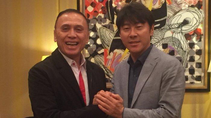 Pelatih asal Korea Selatan, Shin Tae-yong saat foto bersama Ketum PSSI Mochamad Iriawan di Hotel Mulia, Jakarta, Jumat (27/12/2019). Tribunnews/Abdul Majid