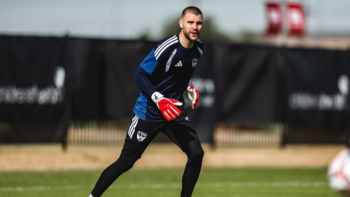 Kiper Timnas Indonesia, Maarten Paes mengikuti latihan perdana FC Dallas untuk persiapan musim 2026, Senin (12/1/2026).