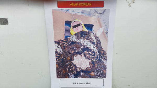 Bayi yang menjadi korban perdagangan oleh orang tuanya dalam konferensi pers perdagangan bayi di tempat kejadian perkara, Medan, Kamis (15/1/2026). Foto: Amar Marpaung/kumparan