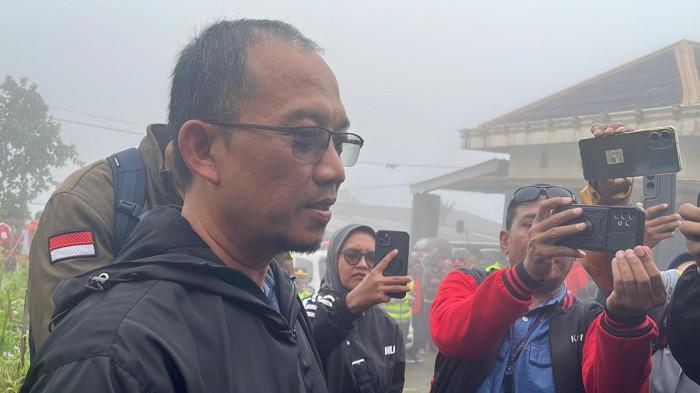 Pendaki Hilang — Ayah Syafiq, Dani Rusman saat dijumpai dalam proses evakuasi penurunan jenazah anaknya, di jalur Pendakian Gunung Slamet via Gunung Malang, Kamis (15/1/2026).
