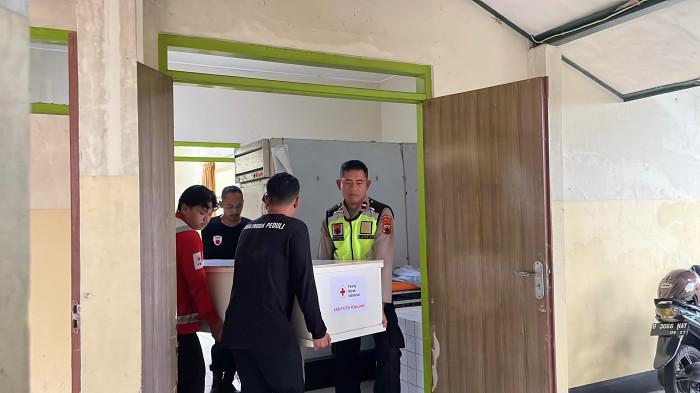 PENYERAHAN JENAZAH — Basarnas saat secara resmi melakukan penyerahan jenazah Syafiq, pendaki yang ditemukan hilang dan meninggal di Gunung Slamet kepada ayahnya, usai proses visum di RSUD Goeteng Taroenadibrata Purbalingga, Kamis (15/1/2026) sore. 