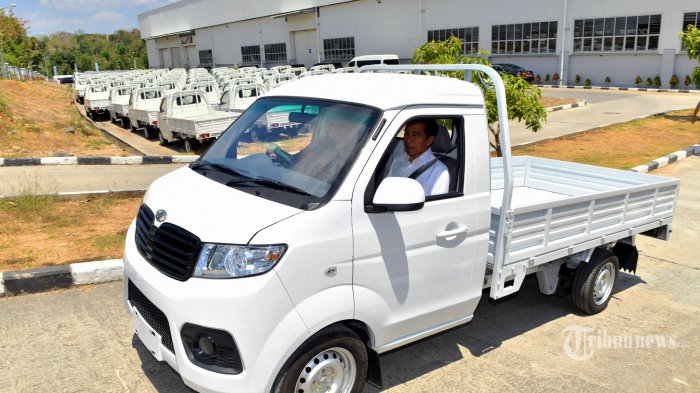 Presiden Joko Widodo menjajal mobil pick up Esemka Bima 1200cc di Boyolali, Jateng, Jumat (6/9/2019). Hari ini Jokowi bersama Menteri Perindustrian Airlangga Hartarto meresmikan pabrik PT Solo Manufaktur Kreasi (Esemka) yang akan memproduksi mobil merk Esemka di Boyolali, Jawa Tengah. TRIBUNNEWS/HO/AGUS SUPARTO
