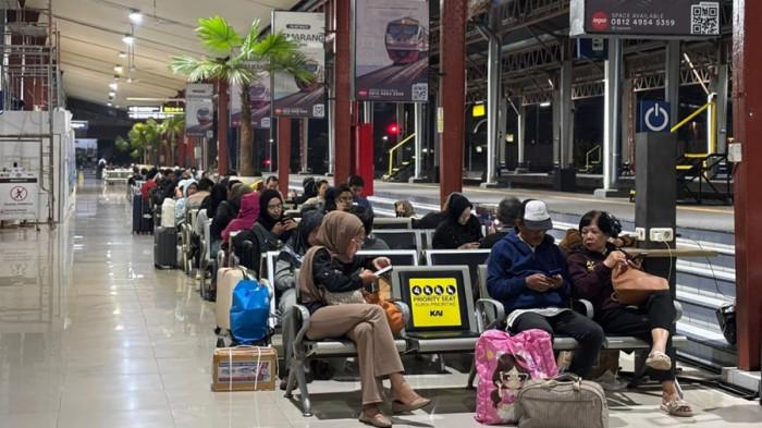 TERTAHAN - Para calon penumpang tertahan di ruang keberangkatan menunggu normalisasi jalur kereta api di Stasiun Semarang Tawang, Kamis (15/1/2026). KA yang hendak mereka naiki belum bisa diberangkatkan lantaran jalur tergenang banjir di Kaliwungu-Kalibodri Kabupaten Kendal.