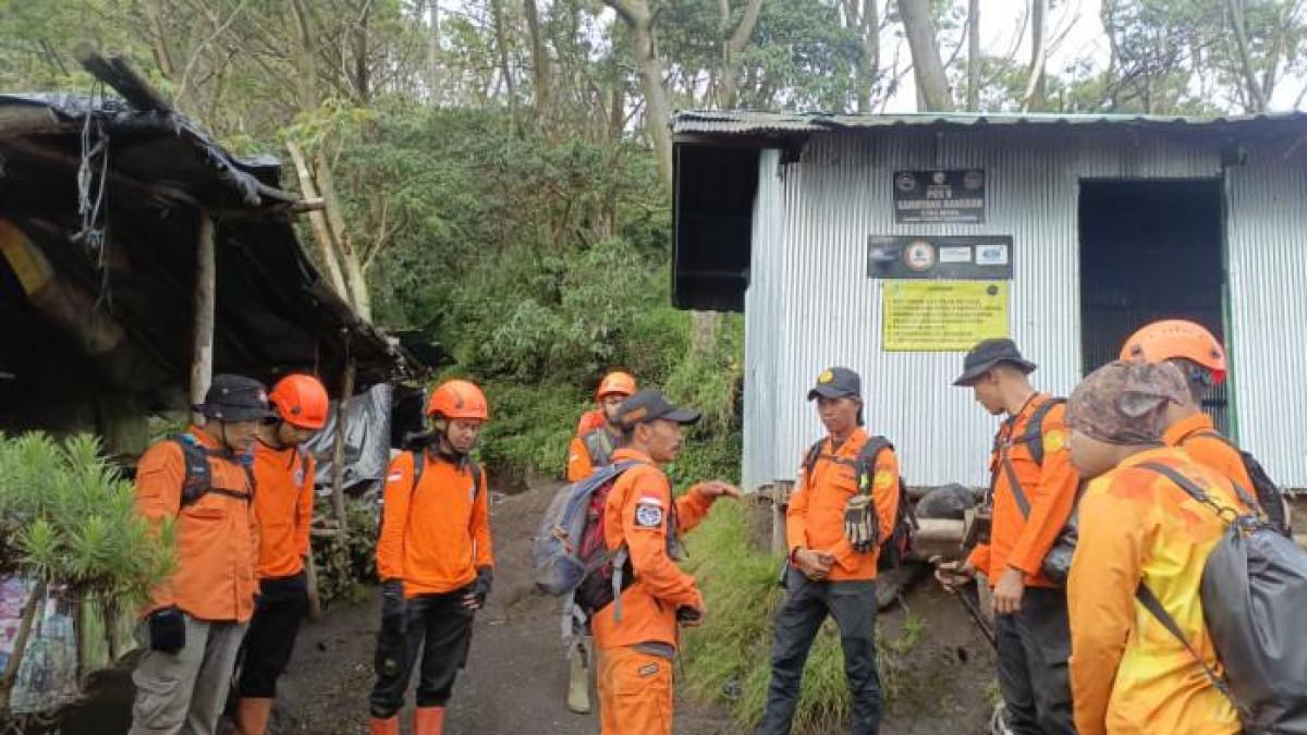 Tim SAR gabungan saat melakukan koordinasi untuk melakukan pencarian Syafiq Ali, seorang pelajar yang dilaporkan hilang di kawasan Gunung Slamet. Hingga Sabtu (3/1/2026), sebanyak 111 personel gabungan dikerahkan dan area pencarian diperluas hingga radius 5 kilometer dari titik terakhir keberadaan korban.