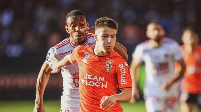 Pemain Lorient saat beradu dengan pemain di Ligue 1