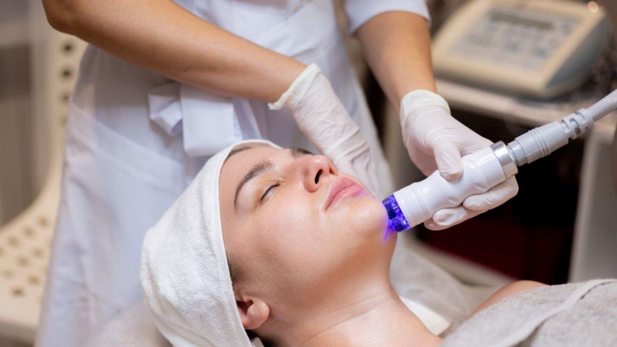ilustrasi treatment laser, berikut penjelasan dokter kulit mengenai kondisi kulit yang boleh melakukan treatment laser