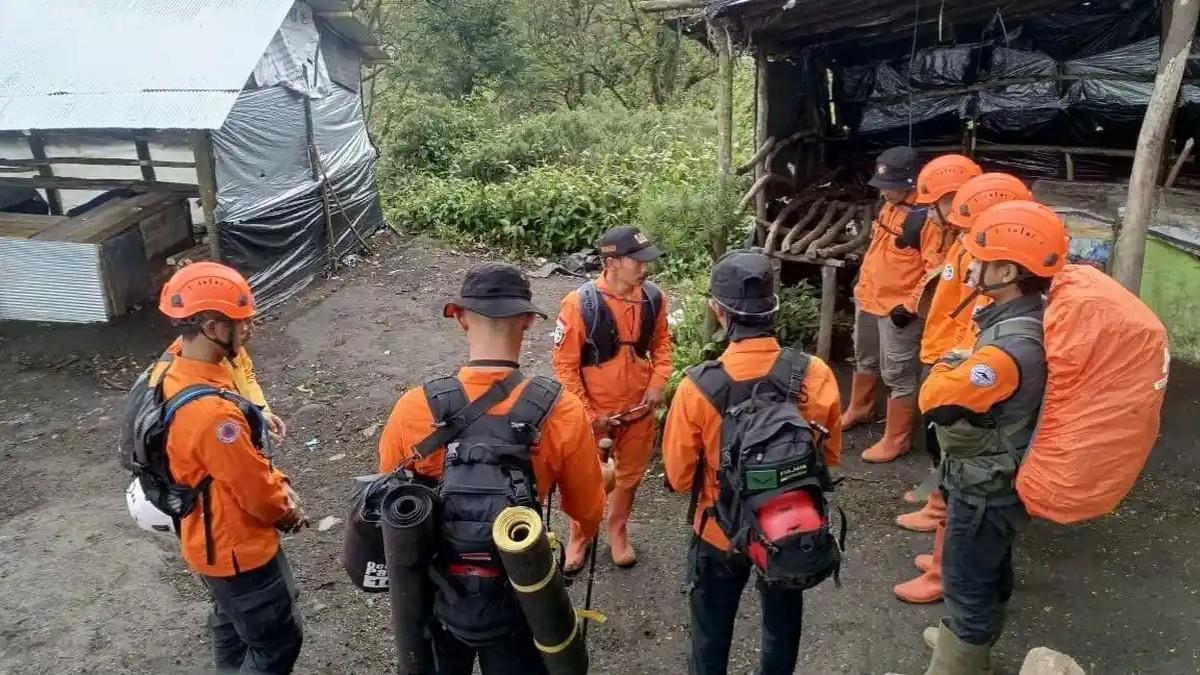 KOORDINASI PENCARIAN - Tim SAR gabungan saat melakukan koordinasi untuk melakukan pencarian Syafiq Ali, seorang pelajar yang dilaporkan hilang di kawasan Gunung Slamet, terus dilakukan secara intensif.