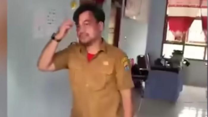 DIKEROYOK- Agus Sunaryo, guru SMK Negeri 3 Berbak, Kabupaten Tanjung Jabung Timur, Jambi, Sumatera menjadi korban pengeroyokan oleh sejumlah siswanya sendiri pada Selasa (13/1/2026).