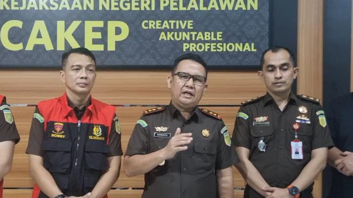 Penetapan tersangka dan penahanan 15 tersangka kasus pupuk subsidi disampaikan secara resmi oleh Kajari Pelalawan, Siswanto AS didampingi Kasi Pidsus Eka Mulia Putra, Kasi Intelijen Robby Prasetya kepada wartawan melalui konperensi pers, Selasa (13/1/2026) malam.