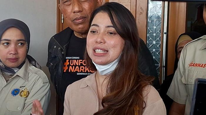 SUMRINGAH - Dokter Kamelia kekasih Ammar Zoni, sumringah usai sidang karena diminta surat nikah dan dapat restu keluarga.