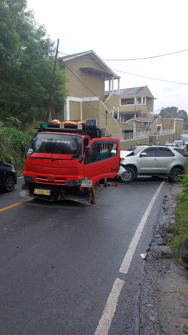 Kondisi kecelakaan lalu lintas di Jalan Raya Muchtar, Sawangan, Kota Depok. Dok istimewa
