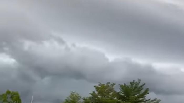 Fenomena awan mirip gelombang tsunami hebohkan warga Pasangkayu