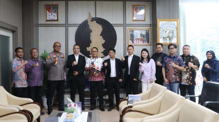 Sekda Sulbar, Junda Maulana, menerima kunjungan investor asal Cina, Kamis (15/1/2026).
