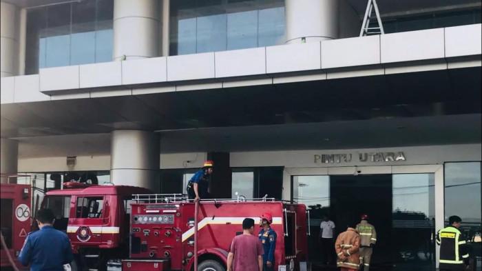 Api melalap sebuah toko roti di PGM