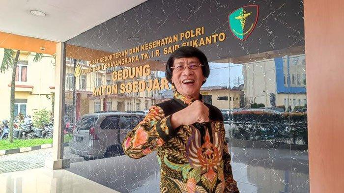 Kak Seto Saat Mengunjungi Malika Korban Penculikan di Gunung Sahari. Ia diminta jadi bagian tim medis untuk menangani Malika. Simak profil dan biodatanya.