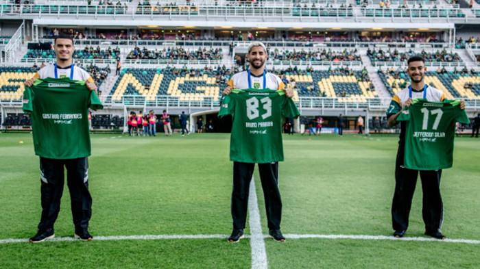 PEMAIN ASING PERSEBAYA - Dari kiri: Gustavo Fernandes, Bruno Paraiba, dan Jefferson da Silva pemain asing baru Persebaya Surabaya saat dikenalkan di Stadion GBT sebelum pertandingan Persebaya menjamu Malut United, Sabtu (10/1/2026) sore. Ketiga pemain ini asal Brasil.