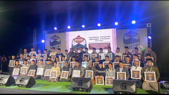 FOTO BERSAMA - Foto Bersama penerima penghargaan dalam puncak acara Silatusantren.