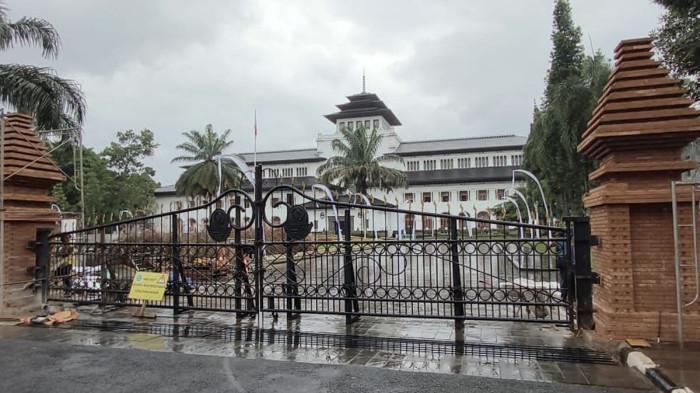 Kondisi pilar area luar Gedung Sate, Kota Bandung, Jawa Barat yang direnovasi dengan corak candi, Kamis (20/11/2025).