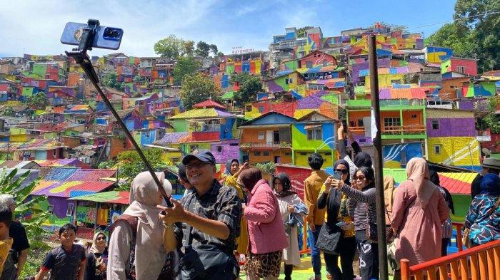 Sejumlah pengunjung saat berswafoto dengan latar belakang Lembur Katumbiri, Kota Bandung.