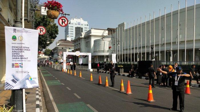 Suasana Jalan Asia Afrika, Kota Bandung, Menjelang pelantikan Anggota DPRD Jabar Periode 2024-2029.