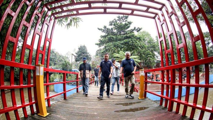 Penjabat Gubernur Jabar Bey Machmudin (tengah) dan Penjabat Wali Kota Bandung Bambang Tirtoyuliono berjalan di Teras Cikapundung saat peluncuran Gelaran Mengekspresikan Rindu Cikapundung (Gemericik), Sabtu (25/6/2024).
