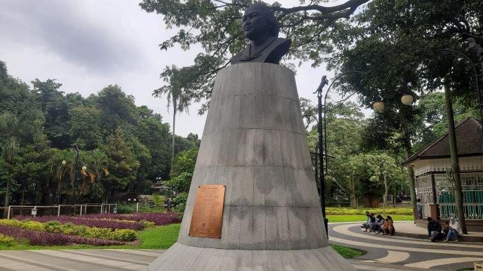 Patung Raden Dewi Sartika di Taman Dewi Sartika, Kota Bandung