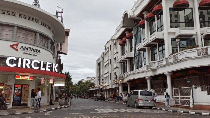 Suasana di perempatan Jalan Braga-Naripan. Terlihat bagaimana sepinya Jalan Braga panjang menuju Viaduct.