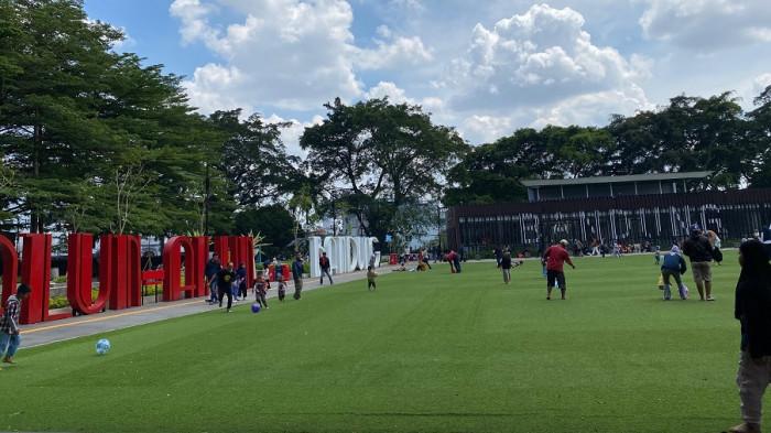 WAJAH BARU - Wajah baru Alun-alun Kota Bandung yang sudah resmi dibuka.