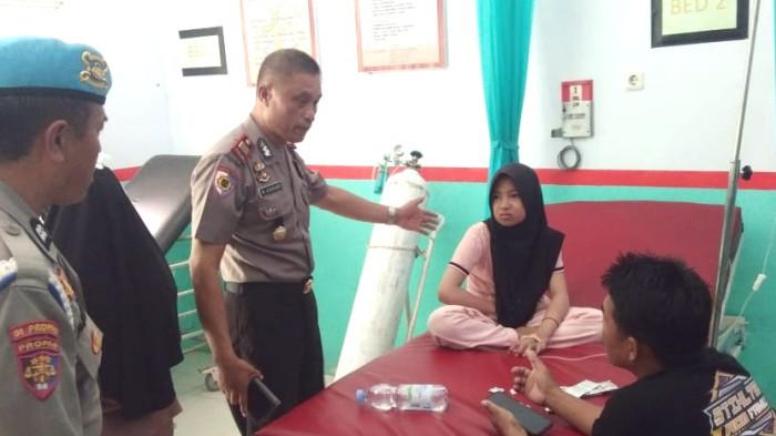 Siswi Keracunan MBG - Aparat Kepolisian Sektor (Polsek) Sendana bergerak cepat menyikapi adanya puluhan warga yang berdatangan ke Puskesmas Sendana II dengan keluhan muntah-muntah dan sakit perut, yang diduga akibat keracunan makanan.  Peristiwa tersebut terjadi sejak Senin malam (12/1/2026) sekitar pukul 20.30 Wita dan masih dalam penanganan hingga Selasa (13/1/2026). Polsek Sendana yang dipimpin langsung oleh Kapolsek Sendana AKP H. Ashari