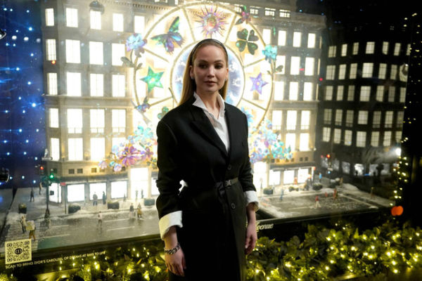 Aktris AS Jennifer Lawrence berpose di depan tampilan Natal Dior "Carousel of Dreams" di department store Saks 5th Avenue di New York, 20 November 2023. Foto: Timothy A. Clary/AFP