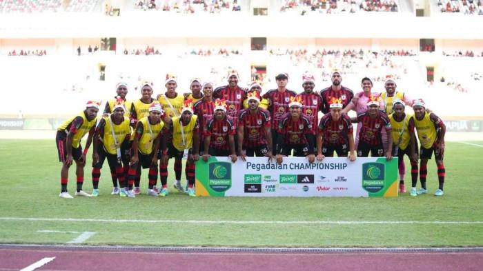 PERSIPURA MENANG - Persipura Jayapura sukses mengamankan kemenangan krusial saat menjamu Persela Lamongan dalam lanjutan pekan ke-13 Pegadaian Championship, di Stadion Lukas Enembe, jayapura, Sabtu (27/12/2025). 