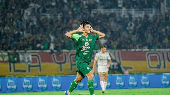 SELEBRASI – Rizky Dwi striker Persebaya melakukan selebrasi usai cetak gol ke gawang Persib Bandung