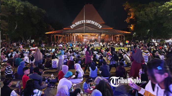 JELANG TAHUN BARU - Suasana jelang malam tahun baru di Balai Kota Solo, Rabu (31/12/2025). Pemerintah Kota Solo meniadakan pesta kembang api sebagai bentuk empati atas bencana yang terjadi di Sumatera. Sebagai gantinya, untuk menandai pergantian malam tahun baru sirine pemadam kebakaran akan dibunyikan.