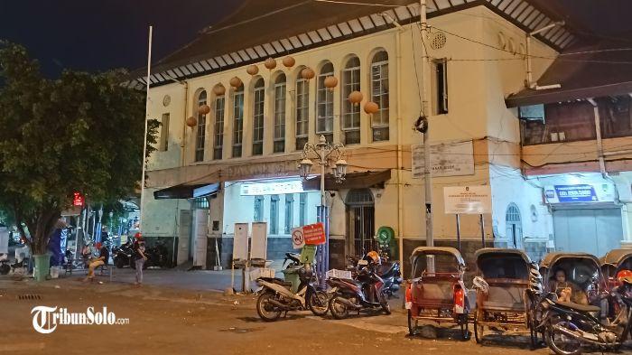 TUKANG BECAK MENINGGAL - Lokasi pengayuh becak di Pasar Gede Solo yang dikabarkan jadi korban paparan gas air mata saat pecah kericuhan demo di sekitar Simpang Gladak, Kota Solo pada Jumat (29/8/2025) malam lalu. Korban bernama Sumardi (67) warga Pacitan Jawa Timur tersebut dilarikan ke rumah sakit pada saat kericuhan pecah di sekitar Simpang Gladag.
