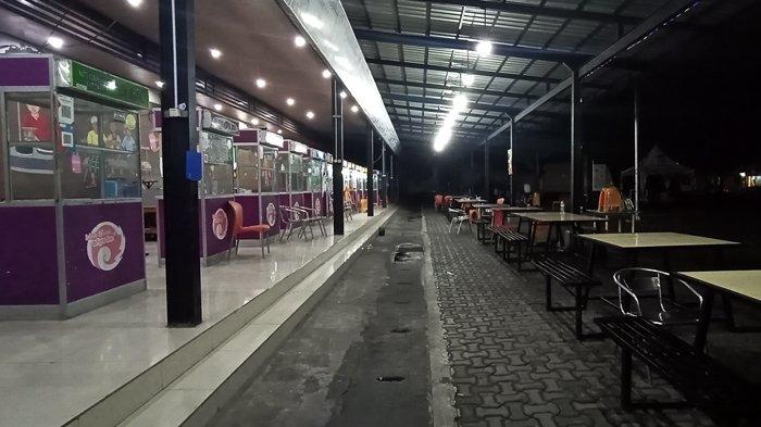 Suasana sepi pusat kuliner Galabo saat pemberlakuan PPKM di Kota Solo, Senin (11/1/2021).