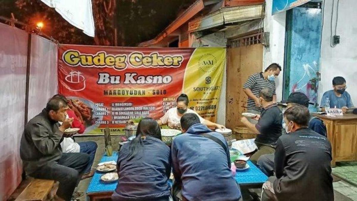 KULINER MALAM SOLO - Suasana Warung Gudeg Ceker Bu Kasno yang berada di Jalan Monginsidi, Banjarsari, Kota Solo saat dini hari atau saat waktu sahur, Rabu (20/4/2022).