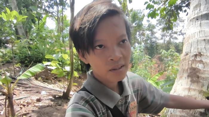 ANAK INDIGO - Seorang remaja yang dikenal sebagai anak indigo, Rival Altaf (16) yang berada di lokasi longsor di Dusun Cibuyut, Desa Desa Cibeunying, Kecamatan Majenang, Kabupaten Cilacap, Selasa (18/11/2025). Ia mengungkap pandangannya mengenai kondisi spiritual di lokasi bencana dan dugaan keterkaitan dengan tradisi 