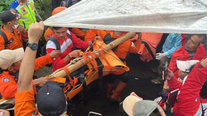 EVAKUASI JENAZAH - Jenazah Syafiq Ali tiba di Basecamp Gunung Malang Purbalingga seusai proses evakuasi tim SAR gabungan dari puncak Gunung Slamet, Kamis (15/1/2026). Jenazah kemudian dibawa ke RSUD dr Goeteng Purbalingga untuk autopsi.
