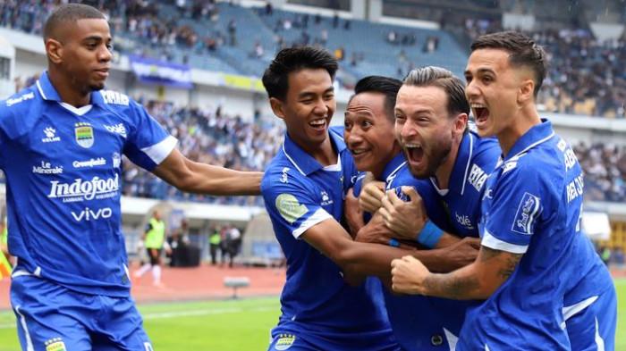 RAYAKAN GOL - Gelandang Persib Bandung, Beckham Putra Nugraha (tengah), merayakan gol ke gawang Persija Jakarta bersama rekan-rekannya pada pekan ke-17 Super League 2025-2026 di Stadion Gelora Bandung Lautan Api, Kota Bandung, Minggu (11/1/2026).