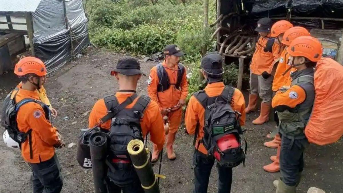 Tim SAR gabungan saat melakukan koordinasi untuk melakukan pencarian Syafiq Ali, seorang pelajar yang dilaporkan hilang di kawasan Gunung Slamet, terus dilakukan secara intensif. Hingga Sabtu (3/1/2026), sebanyak 111 personel gabungan dikerahkan dan area pencarian diperluas hingga radius 5 kilometer dari titik terakhir keberadaan korban