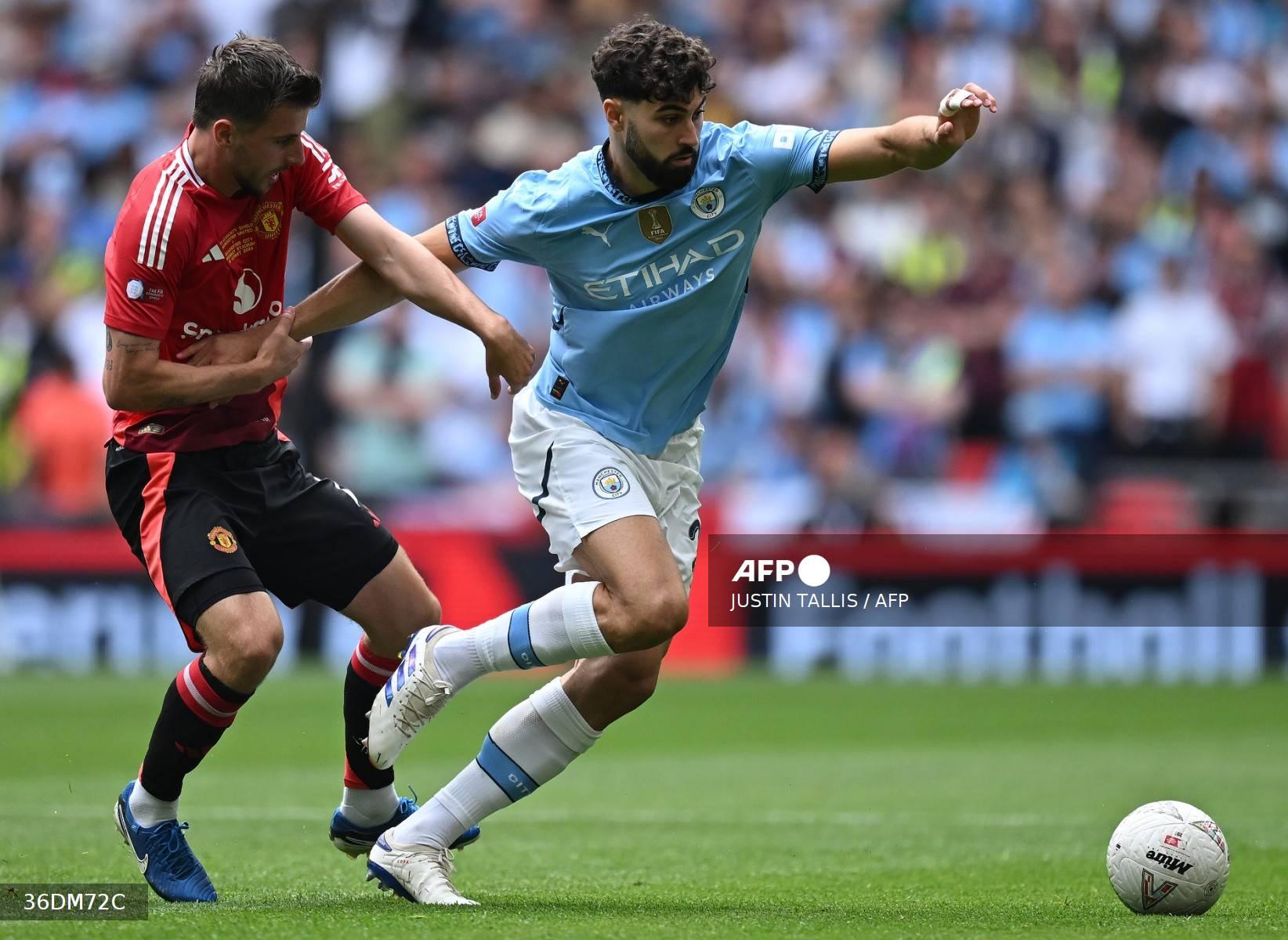 Gelandang Manchester United asal Inggris #07 Mason Mount (kiri) berebut dengan bek Manchester City asal Kroasia #24 Josko Gvardiol selama pertandingan Community Shield FA Inggris antara Manchester City dan Manchester United di Stadion Wembley, London pada 10 Agustus 2024. (Foto oleh JUSTIN TALLIS / AFP)