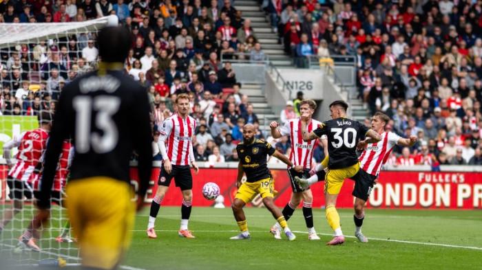 GOL DEBUT SESKO - Penyerang manchester United, Benjamin Sesko (dua dari kanan) saat mencetak gol debut saat melawan Brentford pada pertandingan pekan keenam Liga Inggris, Sabtu (27/9/2025) malam WIB.